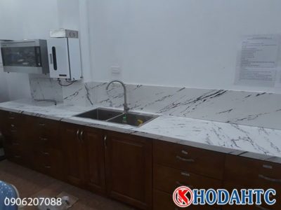Đá ốp mặt bàn bếp trắng y vân đen