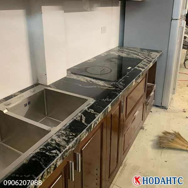 Đá ốp mặt bàn bếp titanium granite là một sự lựa chọn tuyệt vời cho những người muốn tạo ra không gian bếp hiện đại và sang trọng. Với màu sắc độc đáo và vân đẹp, đá titanium granite sẽ mang lại sự ấn tượng và cá tính cho không gian nấu nướng của bạn.